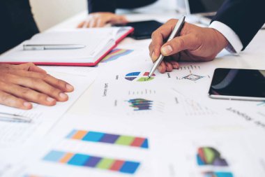 Toplantı odasındaki görüşme sırasında iş belgesine işaret eden pazarlama müdürünün elini kapat - iş konsepti