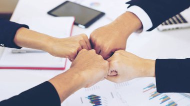 İş ortaklıklarının kapanışı insanlar tokalaşma toplantılarını bitirerek ofis masasında birlik ve iş birliği kavramını ortaya koyuyor.