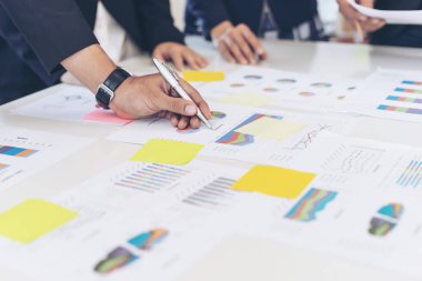 Toplantı odasındaki görüşme sırasında iş belgesine işaret eden pazarlama müdürü eli - iş konsepti