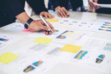 Toplantı odasındaki görüşme sırasında iş belgesine işaret eden pazarlama müdürünün elini kapat - iş konsepti