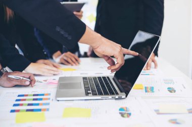 Toplantı odasındaki tartışma sırasında iş belgesine işaret eden pazarlama müdürünün elini kapat - iş konsepti