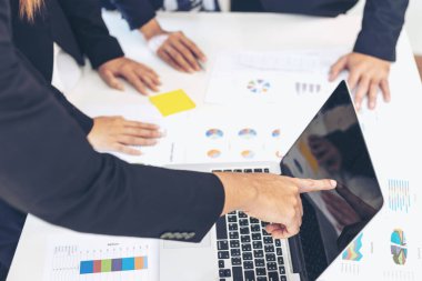 Toplantı odasındaki tartışma sırasında iş belgesine işaret eden pazarlama müdürünün elini kapat - iş konsepti