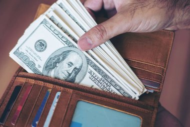 Amerikan Doları banknot dolu cüzdan