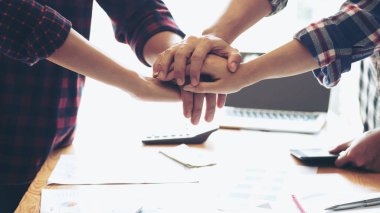 İş adamları takım çalışması birlik ve takım çalışması konseptini gösteriyor.