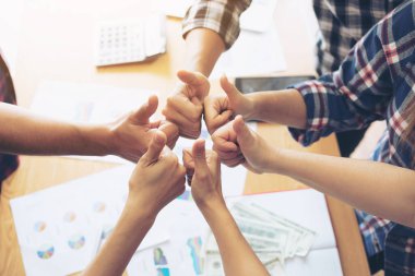 İşi bitiren insanlar el sıkışır. Toplantıyı bitirirler. Birlik ve iş birliği kavramını gösterirler.