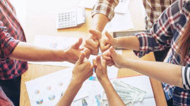 İşi bitiren insanlar el sıkışır. Toplantıyı bitirirler. Birlik ve iş birliği kavramını gösterirler.