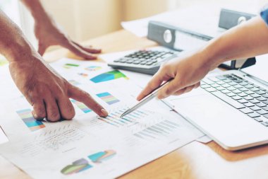 Toplantı odasındaki görüşme sırasında iş belgesine işaret eden pazarlama müdürünün elini kapat - iş konsepti