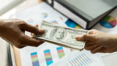 İş yerini kapat. Para ver ya da öde. Amerikan doları.