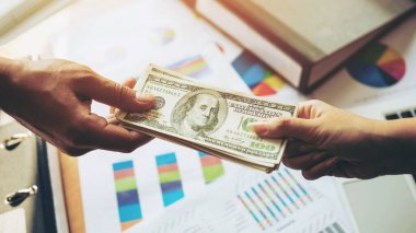 İş yerini kapat. Para ver ya da öde. Amerikan doları.