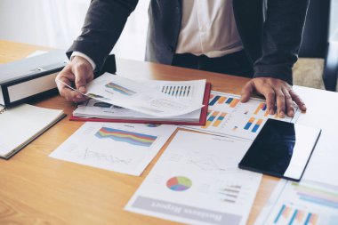 İşadamı ofis masasında evrak işleriyle meşgul, iş konsepti