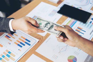 İş yerini kapat. Para ver ya da öde. Amerikan doları.