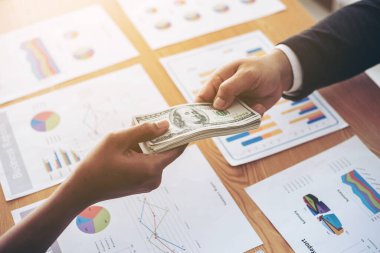 İş yerini kapat. Para ver ya da öde. Amerikan doları.