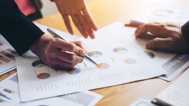 Toplantı odasındaki görüşme sırasında iş belgesine işaret eden pazarlama müdürünün elini kapat - iş konsepti