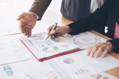 Toplantı odasındaki görüşme sırasında iş belgesine işaret eden pazarlama müdürünün elini kapat - iş konsepti