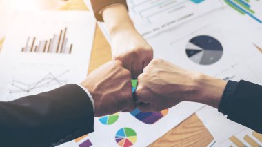 İş ortaklıklarının kapanışı insanlar tokalaşma toplantılarını bitirerek ofis masasında birlik ve iş birliği kavramını ortaya koyuyor.