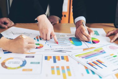 Toplantı odasındaki görüşme sırasında iş belgesine işaret eden pazarlama müdürünün elini kapat - iş konsepti