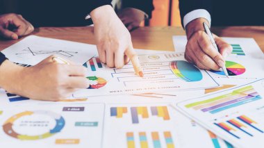 Toplantı odasındaki görüşme sırasında iş belgesine işaret eden pazarlama müdürünün elini kapat - iş konsepti