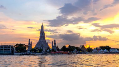 Güzel gün batımı Wat Arun Tapınağı Chao Reynaya Nehri, Manzara Bangkok Tayland