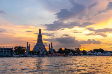Güzel gün batımı Wat Arun Tapınağı Chao Reynaya Nehri, Manzara Bangkok Tayland