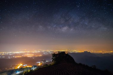Gece manzarası dağı ve Samanyolu Galaksisi arka planı, Tayland, uzun pozlama, düşük ışık