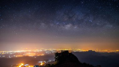 Gece manzarası dağı ve Samanyolu Galaksisi arka planı, Tayland, uzun pozlama, düşük ışık