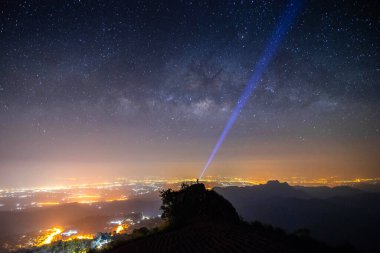 Gece manzarası dağı ve Samanyolu Galaksisi arka planı ve insan turizmi ışık huzmesi, thailand, uzun pozlama, düşük ışık