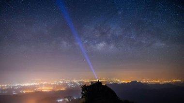 Panorama gece manzarası dağı ve Samanyolu Galaksisi arka planı ve insan turizmi üst ışık huzmesi, panoramik thailand, uzun süre maruz kalma, düşük ışık