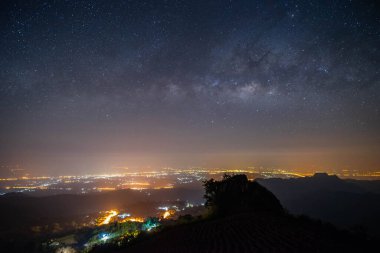 Gece manzarası dağı ve Samanyolu Galaksisi arka planı, Tayland, uzun pozlama, düşük ışık 