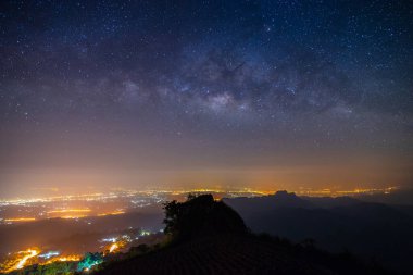 Gece manzarası dağı ve Samanyolu Galaksisi arka planı, Tayland, uzun pozlama, düşük ışık