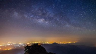Gece manzarası dağı ve Samanyolu Galaksisi arka planı, Tayland, uzun pozlama, düşük ışık