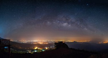 Panorama gece manzarası dağı ve Samanyolu Galaksisi arka planı, panoramik Tayland, uzun pozlama, düşük ışık