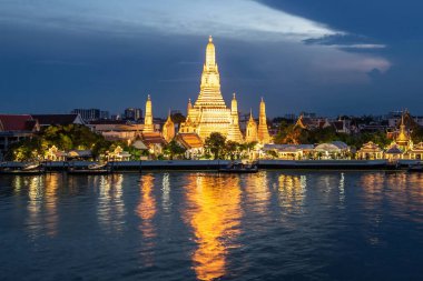 Güzel gün batımı Wat Arun Tapınağı Chao Reynaya Nehri, Manzara Bangkok Tayland