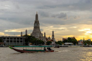 Güzel gün batımı Wat Arun Tapınağı Chao Reynaya Nehri, Manzara Bangkok Tayland