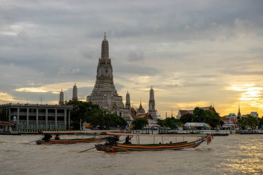 Güzel gün batımı Wat Arun Tapınağı Chao Reynaya Nehri, Manzara Bangkok Tayland