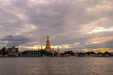 Güzel gün batımı Wat Arun Tapınağı Chao Reynaya Nehri, Manzara Bangkok Tayland