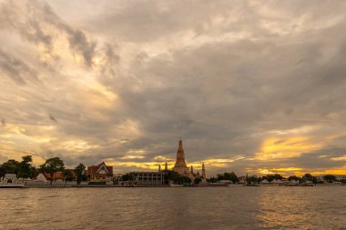 Güzel gün batımı Wat Arun Tapınağı Chao Reynaya Nehri, Manzara Bangkok Tayland