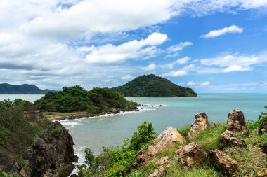 Tayland manzarasında deniz manzaralı mavi gökyüzü arkaplanı 