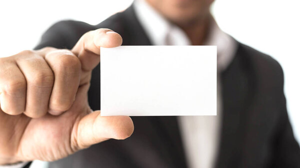 бизнесмен держит и показывает пустую визитную карточку или именную карточку - бизнес-концепция