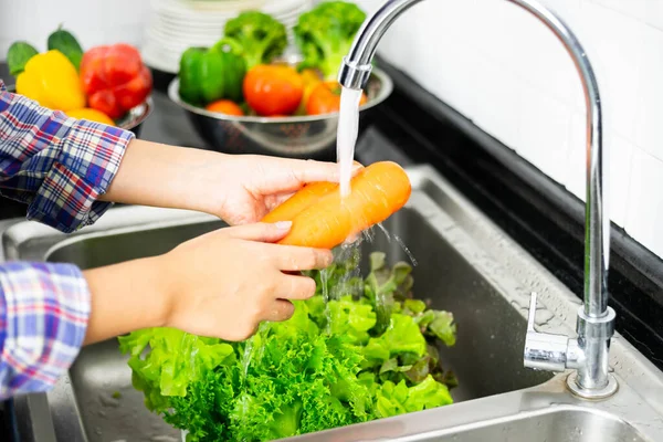 Close Hand Van Gezond Meisje Wassen Groenten Gootsteen — Stockfoto