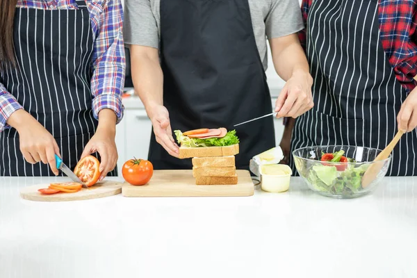 Close Handen Maken Van Sandwiches Salade Groenten Voor Het Ontbijt — Stockfoto