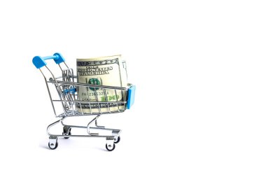 100 dolarlık banknotları sepette süpermarkette beyaz arka planda nesneler boşluğu kopyalıyor.