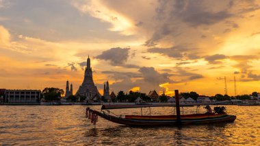 Güzel gün batımı Wat Arun Tapınağı Chao Reynaya Nehri, Manzara Bangkok Tayland