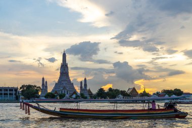 Güzel gün batımı Wat Arun Tapınağı Chao Reynaya Nehri, Manzara Bangkok Tayland