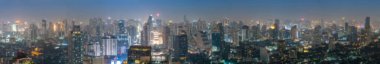 Metropolis Bangkok 'un bulanık gece manzarası şehir merkezi gökdelen kulesi Tayland - bulanık şehir manzarası Bangkok şehri panoramik Tayland