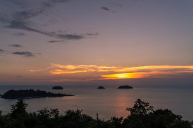 Tayland 'ın doğusundaki Trad ili, Tayland Denizi' ndeki güzel gün batımı deniz manzaralı ada manzarası