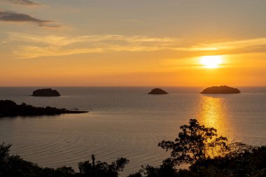 Tayland 'ın doğusundaki Trad ili, Tayland Denizi' ndeki güzel gün batımı deniz manzaralı ada manzarası