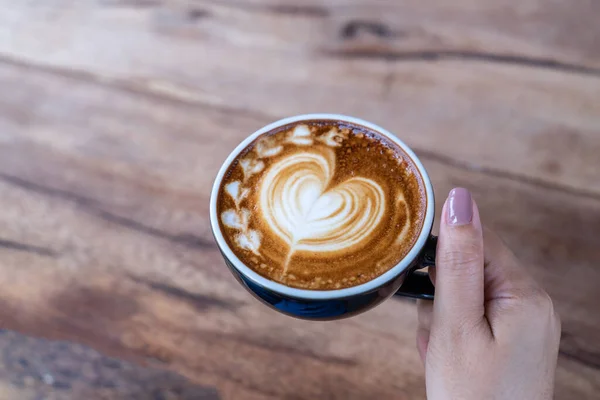 Gros Plan Une Tasse Café Latte Art Sur Main Femme — Photo