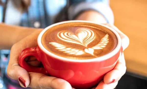 Gros Plan Une Tasse Rouge Café Latte Art Sur Main — Photo
