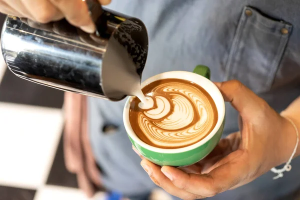 Image Rapprochée Mains Masculines Barista Verser Lait Faire Café Latte — Photo