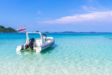 güzel bir sahil manzarası Koh Chang adası ve turistler için teknesi Tayland 'ın doğusundaki Trad vilayetinde mavi gökyüzü arka planı, Tayland deniz adası manzarası